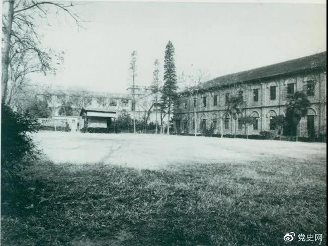　　1927年3月18日，毛澤東出席在武昌舉行的河南武裝農民代表大會(huì )，并作湖南農運狀況報告。圖為大會(huì )會(huì )場(chǎng)——武昌農講所大操場(chǎng)。