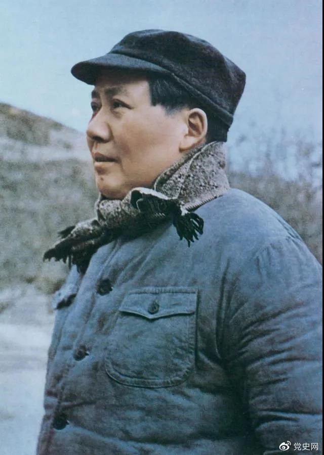 　　1947年3月18日，中共中央機關(guān)主動(dòng)撤離延安。毛澤東和周恩來(lái)、任弼時(shí)等繼續留在陜北，指揮全國人民解放戰爭。這是轉戰陜北前夕的毛澤東。